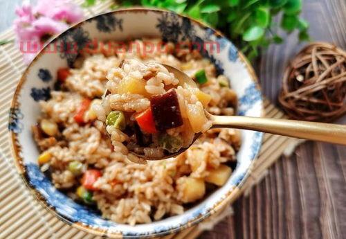 电饭锅焖饭（电饭锅焖饭菜谱大全香肠腊肉饭）